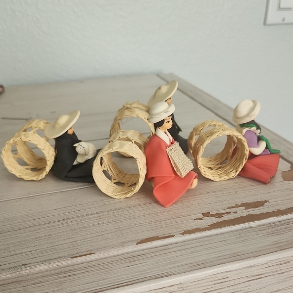 Charming Indigenous ArtesanalNapkin Holders Figurine Set with Woven Baskets. - Picture 2 of 12